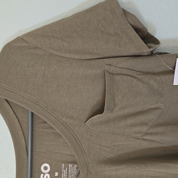SO | Olive Green V Neck Short Sleeve Pocket Tee Size Medium NWT - Picture 4 of 5